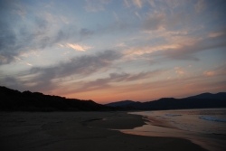 「幸島」→「都井岬」　串間に生息する野生の動物達。「夕暮れの石波海岸」