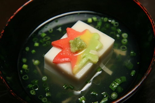 旬菜たけうち・胡麻豆腐のお吸い物　湯葉餡