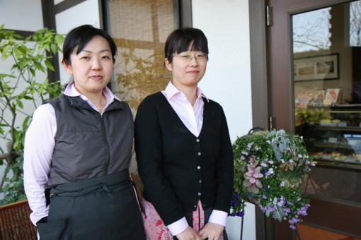 小麦の家『鈴』 - すず -・左：西田美奈店長、右：スタッフの甲斐さん
