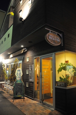 COMFORT CAFE & BAR『BUCKAYRO』・店舗外観