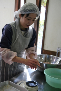 延岡市島野浦島名物・手作りアカモクあげみの美味しさの秘密を探る！