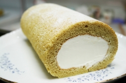 チーズケーキ専門店 『日南 Sweets Factory Mitsuko』・プレーンロールケーキ＆イチゴロールケーキ
