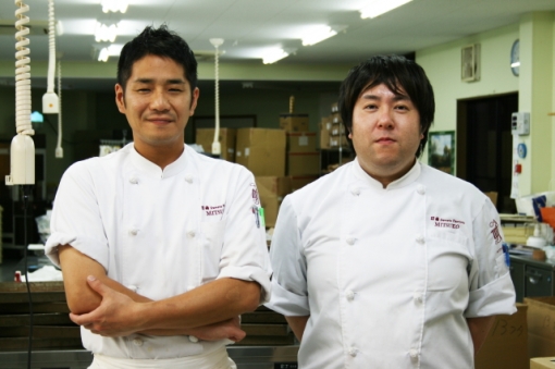 チーズケーキ専門店 『日南 Sweets Factory Mitsuko』・シェフの西村さん（左）と蛯原さん（右）