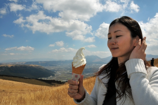 高千穂〜阿蘇「B級ご当地グルメ」食べ歩きドライブ・阿蘇小国ジャージー牛乳 手造りソフト