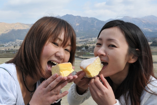 高千穂〜阿蘇「B級ご当地グルメ」食べ歩きドライブ・あそ望の郷くぎの 「米粉チーズスフレ」