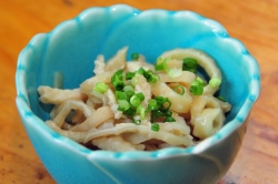 しゃも料理鶏家・鶏皮とタマネギのぽんずあえ