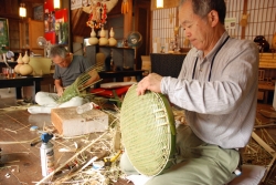 マイスターによる竹細工製作風景