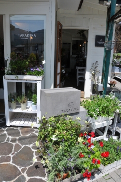 nicoドーナッツ湯布院本店・隣接されたフラワーショップ『TAKAKURA』入り口