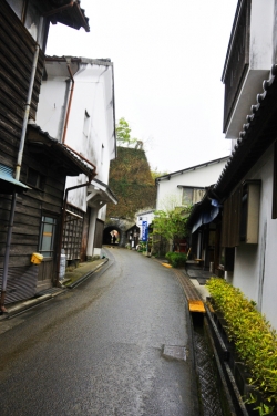 麦蔵・お店から見たトンネルへの道