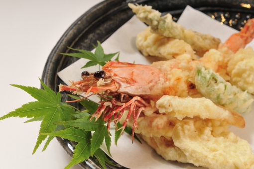 日向灘地魚料理　四季食彩くらや・足赤えびの天ぷら　季節の野菜添え