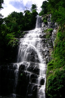 尾鈴山瀑布群 〜 滝めぐり・高さ75mの「白滝」