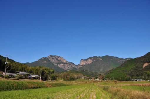 ひでじビール蔵見学・工場近くの行縢山の風景