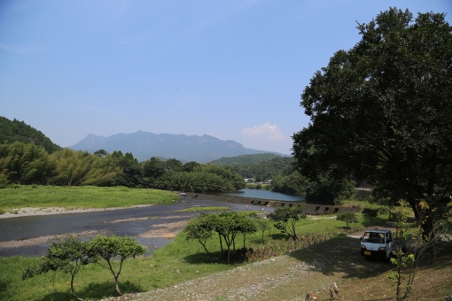 佐藤焼酎製造場蔵見学・蔵前の祝子川